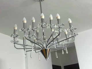 Lámpara de araña de cristal y metal