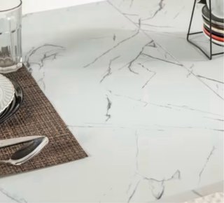 Mesa comedor efecto mármol blanco y patas negras