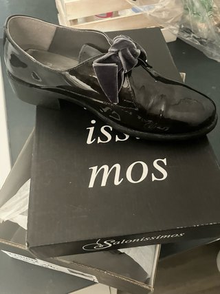 Zapatos niña charol lazo gris