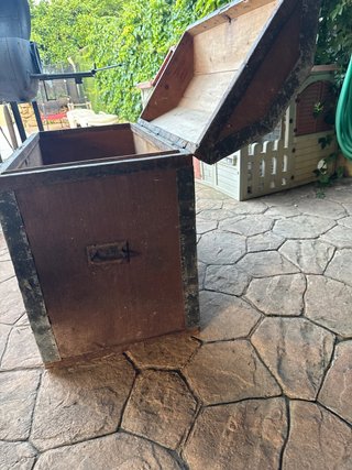 Baúl antiguo de madera y metal