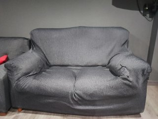 Sofá 2 plazas gris con funda