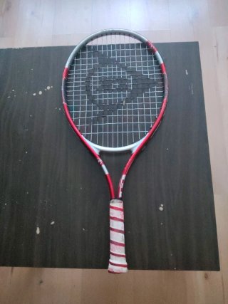 Raqueta de pádel roja y blanca