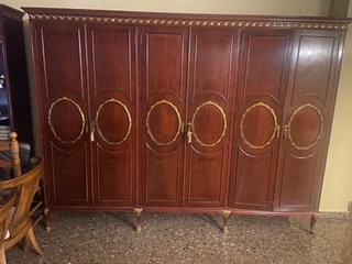 Armario grande de madera clásica