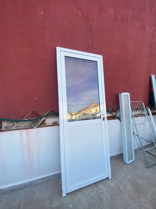 Puerta aluminio blanca con cristal