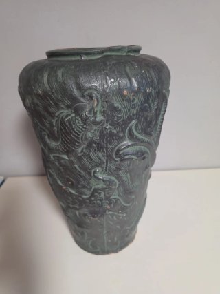 Jarrón antiguo decorado con peces