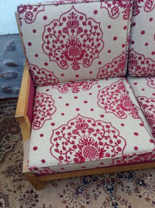 Sofá de tela y madera