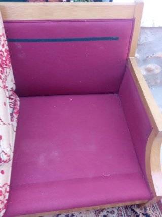 Sofá de tela y madera
