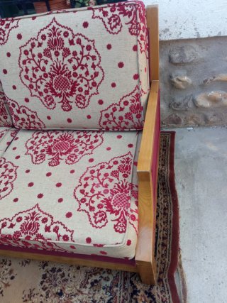 Sofá de tela y madera
