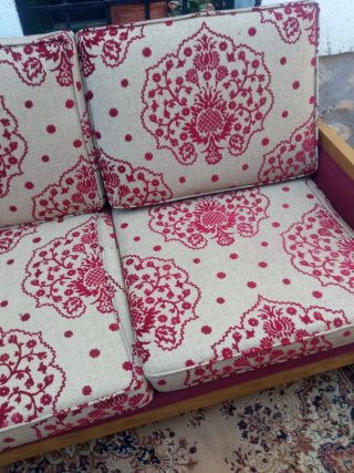 Sofá de tela y madera