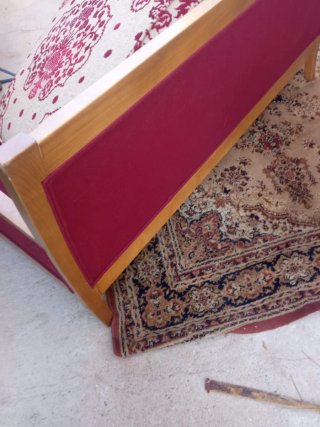 Sofá de tela y madera