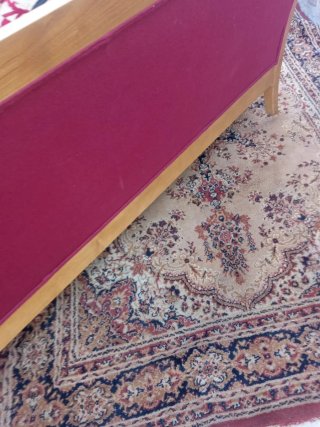 Sofá de tela y madera