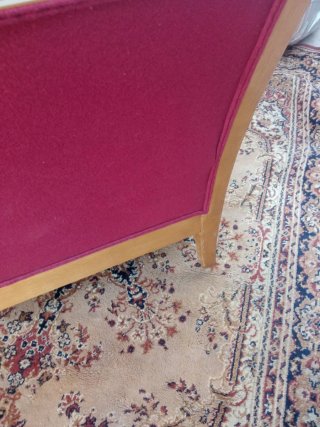 Sofá de tela y madera