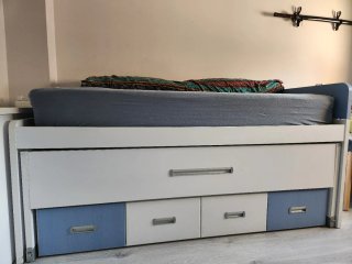 Dormitorio infantil azul y blanco