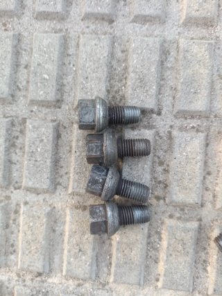 Tornillos Rueda Mercedes 190. Para llanta de chapa