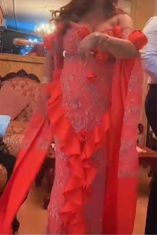 Vestido de fiesta coral con volantes