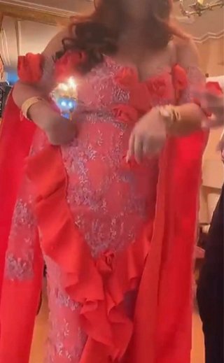Vestido de fiesta coral con volantes
