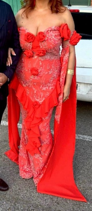 Vestido de fiesta coral con volantes