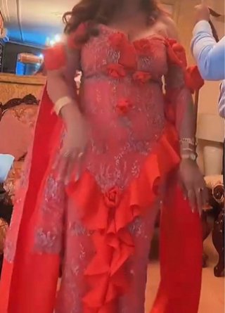 Vestido de fiesta coral con volantes