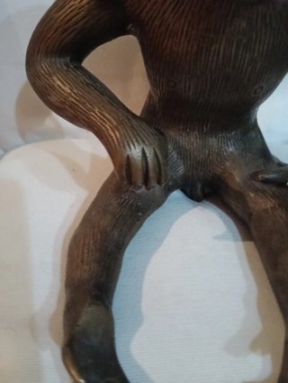 Figura de bronce mono