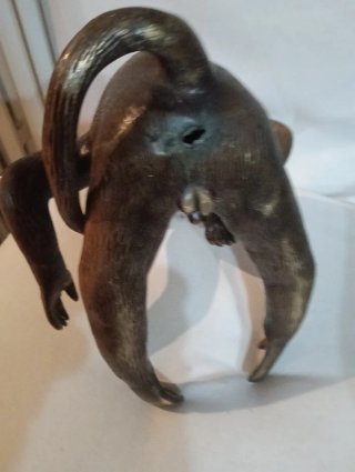 Figura de bronce mono