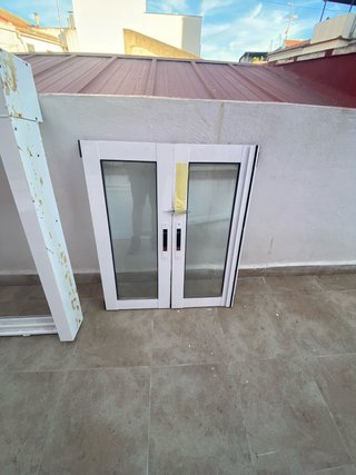 Ventana aluminio y puerta doble