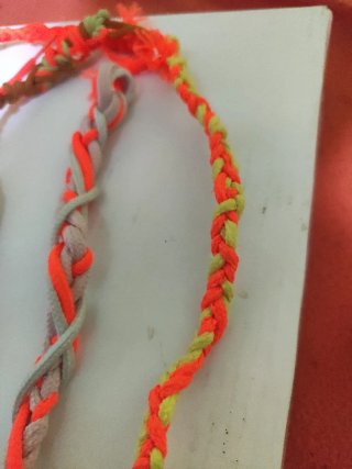 Pulseras artesanales y llaveros