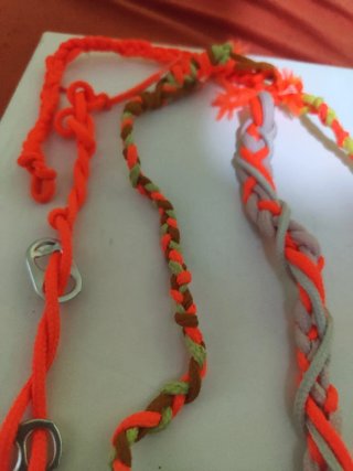 Pulseras artesanales y llaveros