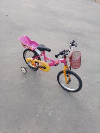 Bicicleta infantil rosa con cesta