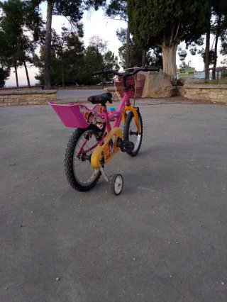 Bicicleta infantil rosa con cesta