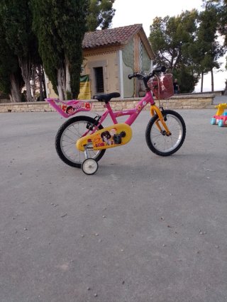 Bicicleta infantil rosa con cesta