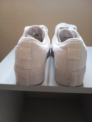 Zapatillas Adidas Blancas y Doradas