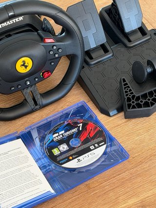 Volante Ferrari PS5 + Gran Turismo 7