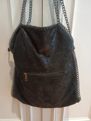Bolso negro grande con cadenas