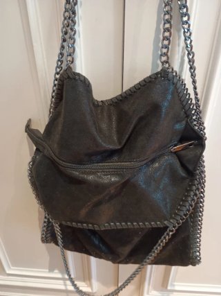 Bolso negro grande con cadenas
