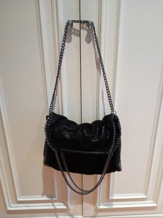 Bolso negro grande con cadenas