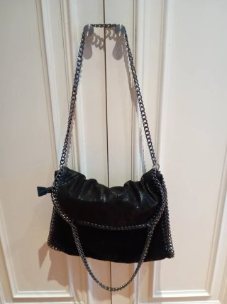 Bolso negro grande con cadenas