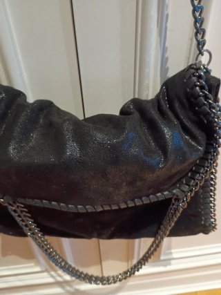 Bolso negro grande con cadenas