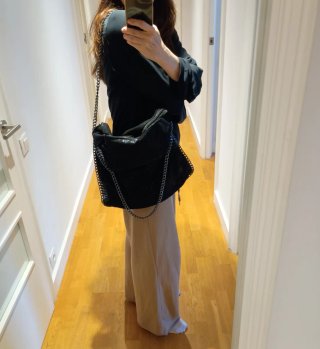 Bolso negro grande con cadenas