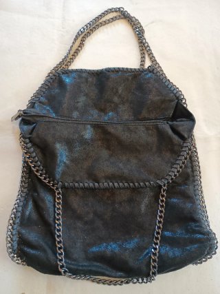 Bolso negro grande con cadenas