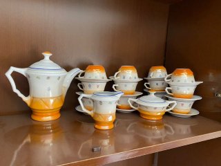 Tetera y tazas de cerámica
