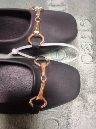 Zapatos planos negros con detalle dorado