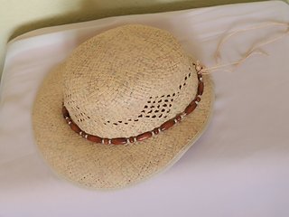 Gorro de paja natural con abalorios