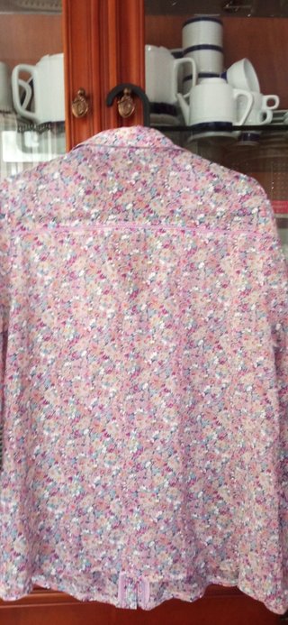 Preciosa camisa fina  marca T 44