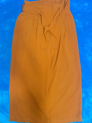 Pantalones naranjas con cinturón