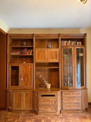 Mueble de salón de madera y cristal. Sin desmontar
