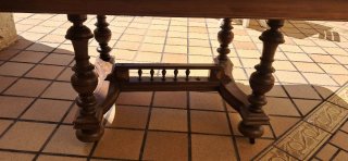 Mesa de madera maciza extensible.