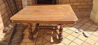 Mesa de madera maciza extensible.
