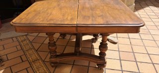 Mesa de madera maciza extensible.
