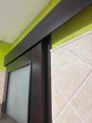 Puerta corredera oscura con 3 paneles