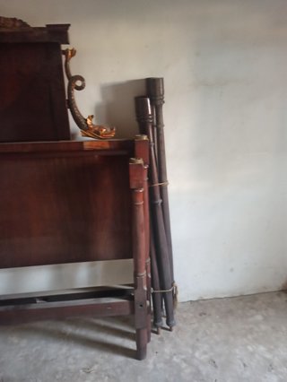 Cama antigua de madera con dosel